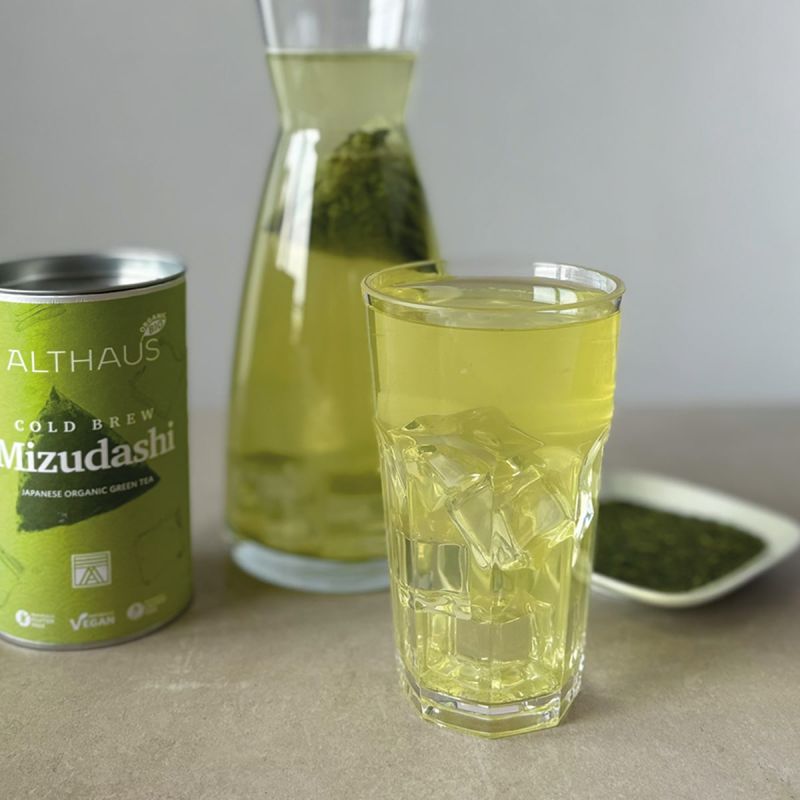 Althaus_Cold-Brew-Mizudashi-Prepared-drink-and-glass-1200x1200px-min_800x800 Althaus Cold Brew Mizudashi 20 φακελάκια – Premium Ιαπωνικό Πράσινο Τσάι για Ψυχρή Έκχυση